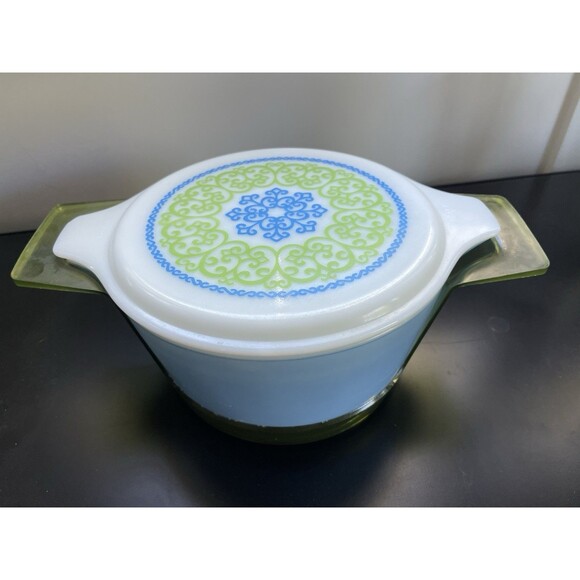 VINTAGE PYREX OCEAN FILIGREE 1973 CASSEROLE DISH W/ LID & CRADLE 2.5QT RARE - Picture 1 of 13